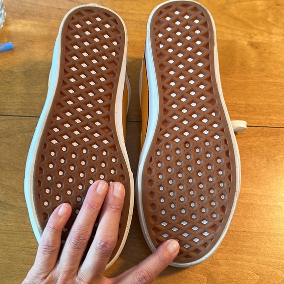 NWOT Vans unisex women’s 8.5 yellow shoes.  Small dot of bleach on r front shoe - Picture 4 of 6